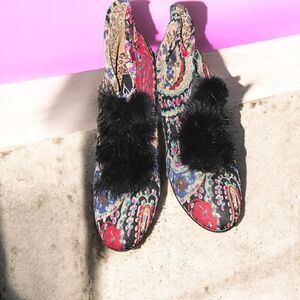 Vibrant Women's Loafers with Black Fur Accent